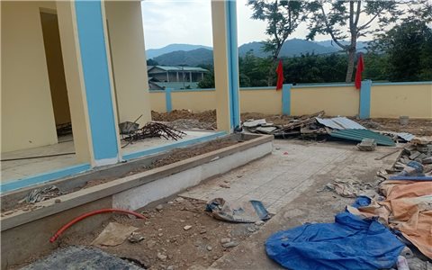 Thiếu vốn trường vùng biên chậm tiến độ, áp lực dồn lên thầy trò