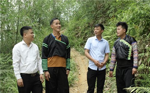 Người có uy tín Sổng A Dũng "dệt sắc xanh" cho thôn nghèo