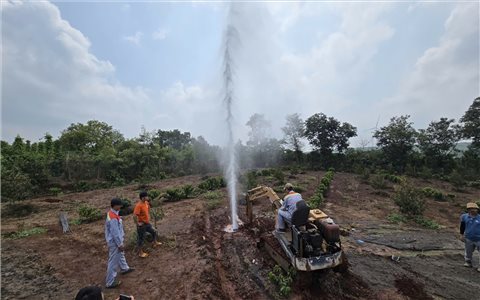 Giếng khoan ở Gia Lai tự phun nước cao hơn 20 mét