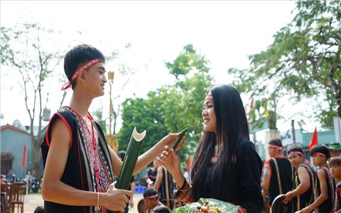 Sự gắn kết cộng đồng trong Lễ cưới hỏi của người Gia Rai