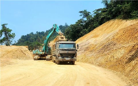 Xuyên rừng mở đường, “đánh thức” những bản làng vùng cao