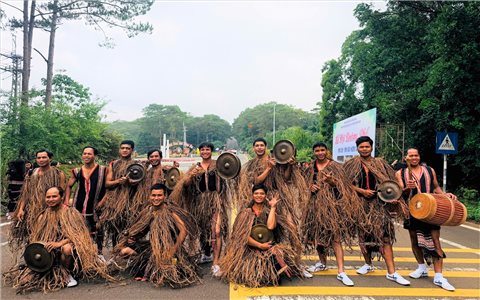 Cồng chiêng, múa xoang níu chân du khách giữa đại ngàn Măng Đen