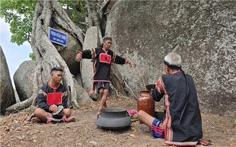 Đồng bào Gia Rai cầu mưa trên đỉnh núi thần Chư Tao Yang