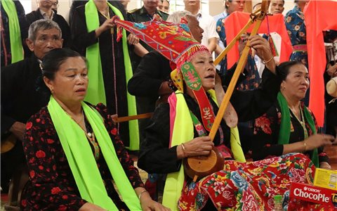 Hàng nghìn du khách đến trải nghiệm Lễ hội Then Kin Pang