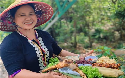 Phụ nữ Bru Vân Kiều làm du lịch bên suối A Lao