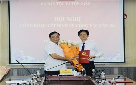 Bộ Dân tộc và Tôn giáo trao quyết định nghỉ hưu cho Giám đốc Nhà khách Dân tộc