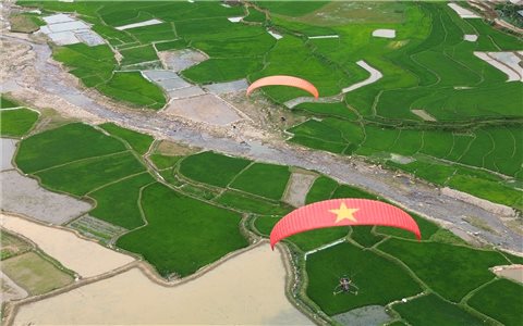 [PHOTO] Khai mạc Festival dù lượn “Bay trên mùa nước đổ Tú Lệ năm 2026”