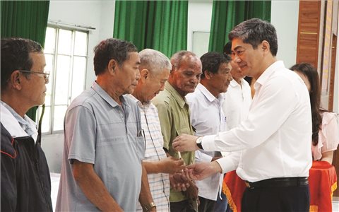 Người có uy tín lan tỏa niềm tin nơi khóm, ấp