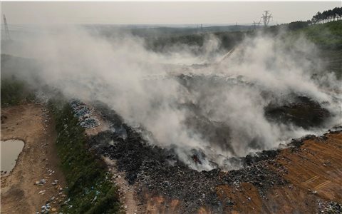 Quảng Trị: Cháy bãi rác trong nhiều ngày, lực lượng chức năng vẫn đang nỗ lực dập lửa