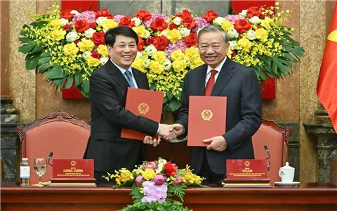 Bàn giao công tác giữa Tổng Bí thư, Chủ tịch nước Tô Lâm và nguyên Chủ tịch nước Lương Cường