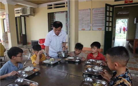 Siết chặt quản lý, bảo đảm chất lượng bữa ăn cho học sinh vùng cao