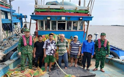 Bắt giữ 2 tàu cá vận chuyển trái phép 15.000 lít dầu DO tại cửa sông Ninh Cơ