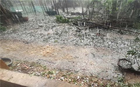 Mưa đá kèm dông lốc quét qua Hà Nội và nhiều tỉnh phía Bắc