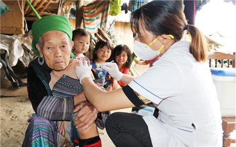 Lào Cai: Y tế cơ sở nỗ lực tăng tỷ lệ bao phủ Vắc xin