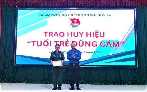 Trao Huy hiệu “Tuổi trẻ dũng cảm” cho sĩ quan Biên phòng dũng cảm cứu người đuối nước