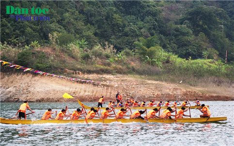 Lễ hội đua thuyền truyền thống trên sông Đà ở Sơn La