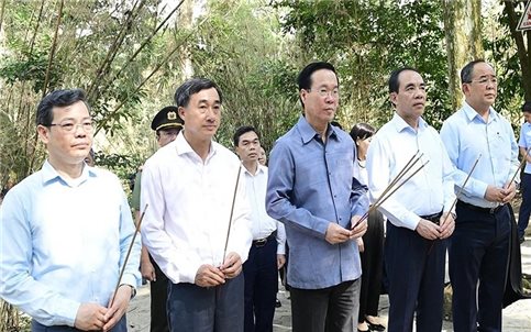 Chủ tịch nước Võ Văn Thưởng dâng hương, dâng hoa tưởng nhớ Chủ tịch Hồ Chí Minh tại Lán Nà Nưa