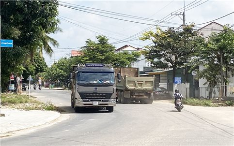 Kon Tum: Tăng cường kiểm soát tải trọng, tốc độ xe tải chở cát, vật liệu đắp trên địa bàn