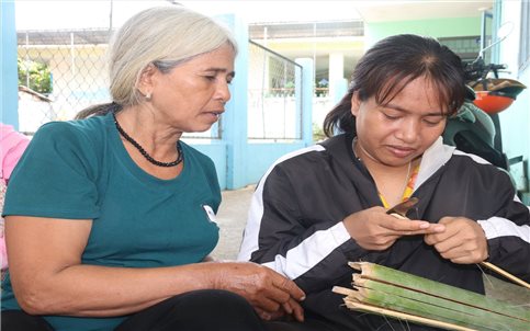 Bình Thuận: Truyền dạy nghề đan lát truyền thống cho người DTTS