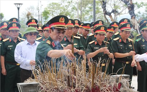 70 năm Chiến thắng Điện Biên Phủ: Đại tướng Phan Văn Giang dâng hương, tưởng niệm các Anh hùng Liệt sĩ tại Điện Biên