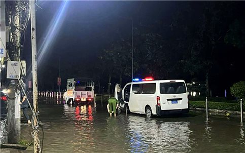 Cần Thơ: Rò rỉ điện khi triều cường đang dâng cao khiến 2 học sinh tử vong thương tâm