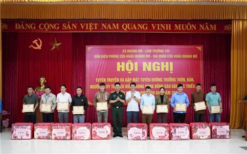 Hoành Mô tuyên dương Người có uy tín tiêu biểu vùng đồng bào DTTS