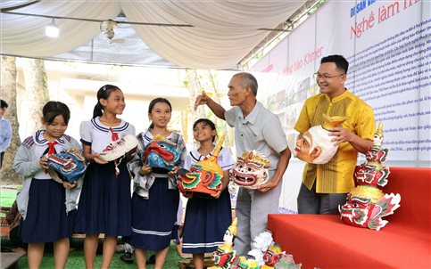 Nghề làm mão, mặt nạ của đồng bào Khmer được công nhận là di sản văn hóa phi vật thể