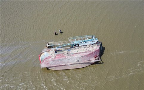 Ngư dân Gia Lai gắng gượng từng giờ cứu tàu mắc cạn sau bão 13