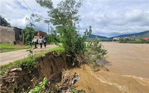 Đồng bào DTTS làng Kon Skôi lo lắng khi bờ sông Đăk Snghé bị sạt lở nghiêm trọng