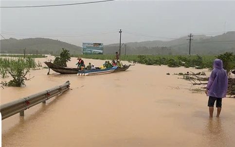 Quân khu V đề xuất Bộ Quốc phòng sẵn sàng trực thăng ứng cứu người dân vùng lũ