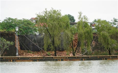 Mưa lớn gây sập tường Hoàng thành Huế