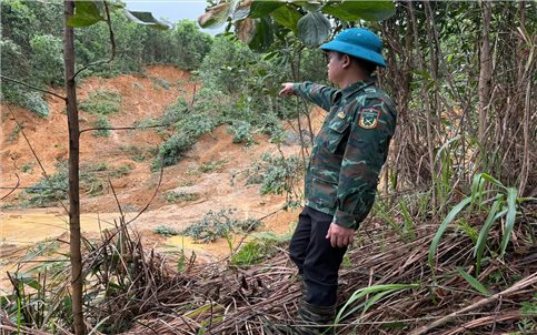 Xuất hiện vết nứt trên đồi, xã biên giới sẵn sàng di dời dân đến nơi an toàn