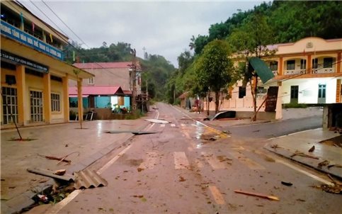 Mưa kèm gió lốc khiến hàng chục nhà dân ở huyện Bảo Yên bị hư hỏng
