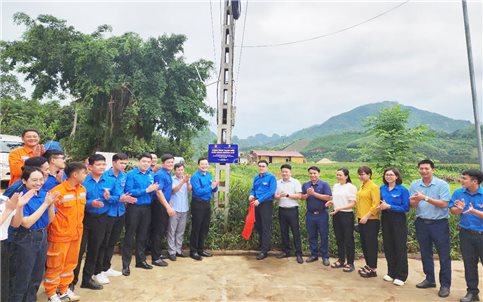 Đoàn Thanh niên Văn phòng Chính phủ trao tặng công trình thanh niên “Thắp sáng đường quê” tại huyện Bảo Yên