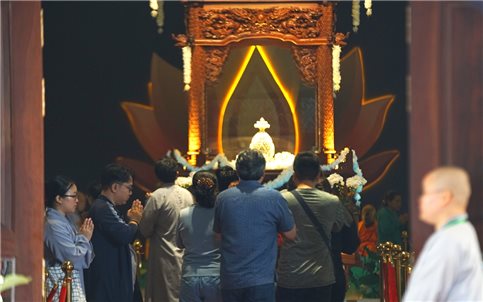 Đại sứ Ấn Độ cảm động khi chứng kiến người dân Việt Nam tới chiêm bái Xá lợi Đức Phật