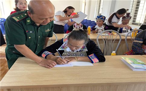 Mở lớp xóa mù chữ cho phụ nữ Mông khu vực biên giới