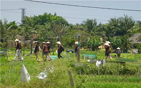 Lão nghệ nhân "đưa" khách Tây về làng