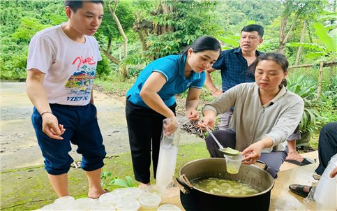 Bữa cơm ấm áp ngày lũ của đồng bào Thái bản Vẽ