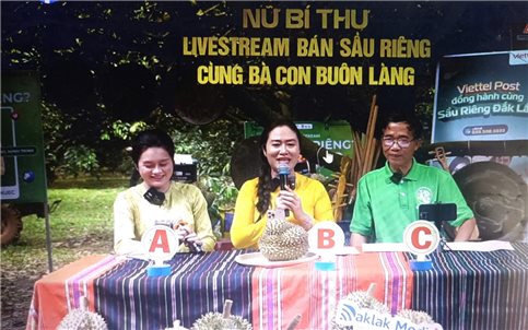 Lần đầu tiên nữ Bí thư lên sóng trực tuyến cùng bà con bán sầu riêng