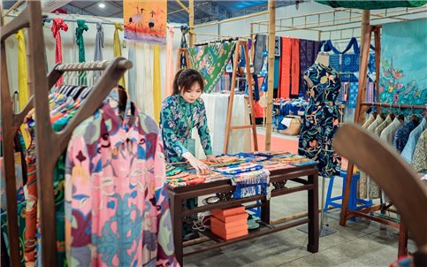 Sóng sánh sắc tơ tằm