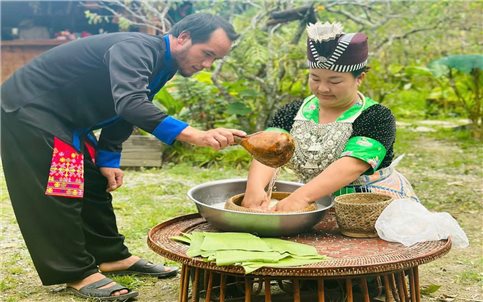 Chuyện về món bánh dày của đồng bào Mông ở Cổng trời Mường Lống