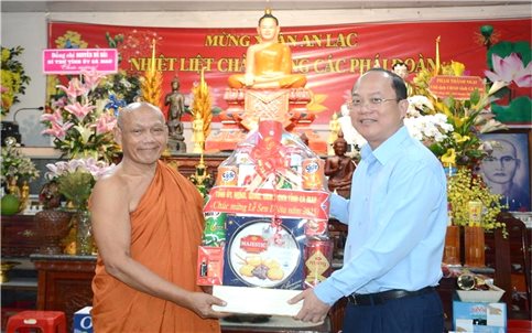 Lãnh đạo tỉnh Cà Mau thăm, tặng quà sư sãi và đồng bào Khmer nhân Lễ Sene Dolta