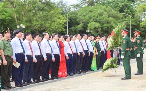 Đoàn đại biểu dự Đại hội Đảng bộ tỉnh Tuyên Quang lần thứ I dâng hương tại Khu di tích quốc gia đặc biệt Tân Trào
