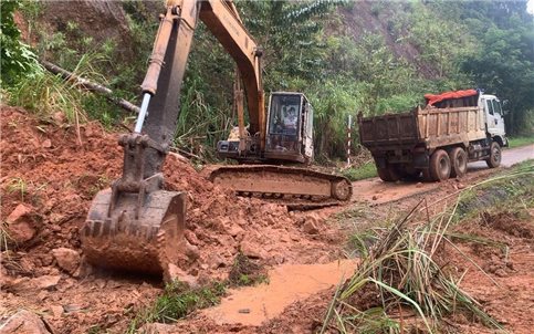Quảng Ngãi: Huy động phương tiện, nhân lực khắc phục sạt lở trên tỉnh lộ 674