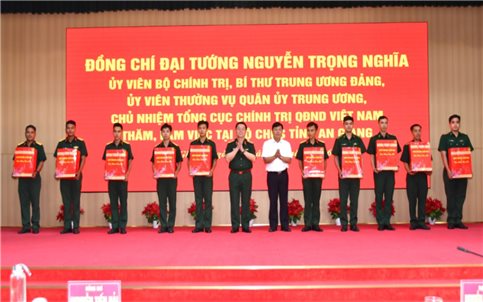 Đại tướng Nguyễn Trọng Nghĩa thăm, tặng quà tại An Giang