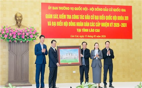 Phó Chủ tịch Quốc hội Lê Minh Hoan kiểm tra công tác chuẩn bị bầu cử tại Lào Cai