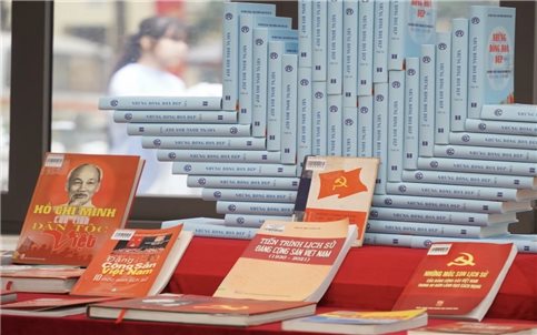Giới thiệu hơn 300 tài liệu tại trưng bày “Đảng cộng sản Việt Nam – từ Đại hội đến Đại hội”