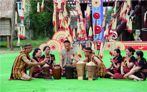 Đặc sắc Lễ Mở cửa kho lúa của người Brâu