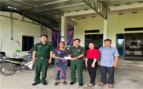 Chiến sĩ Biên phòng Quảng Đức mang Xuân đến với đồng bào