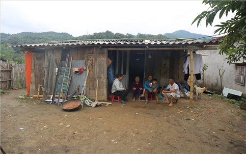 Đại gia đình 8 người chen chúc trong căn nhà tạm chờ an cư